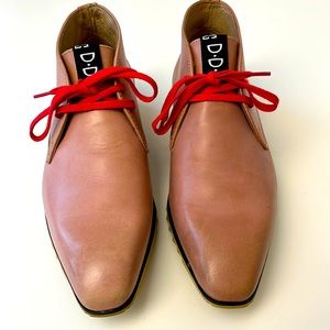 John Fluevog casual laceups. Unisex - men’s 7 women’s 9 in light pink.